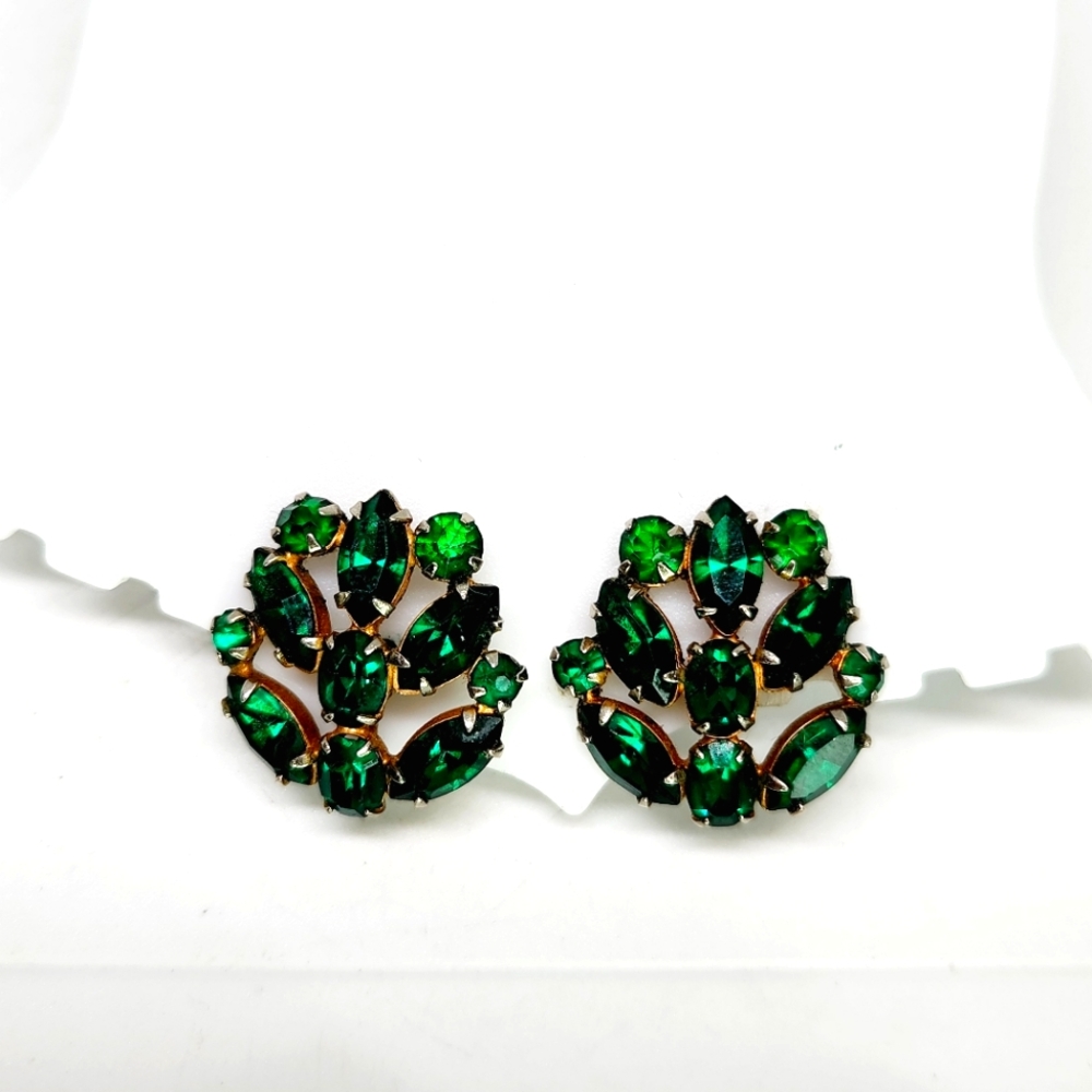Vintage Silver Tone Emerald Green Crystal Prong Set Cluster Screw Back Earrings